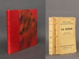 deux livres à la couverture rouge posés l'un sur l'autre