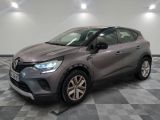 la voiture grise est garée sur le sol en damier d'un garage