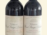 deux bouteilles de vin posées l'une à côté de l'autre sur une table