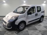 la photo d'une petite camionnette blanche garée dans une pièce