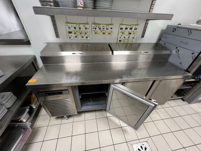 un plan de travail en acier inoxydable dans une cuisine commerciale