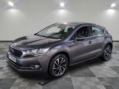 la voiture grise est garée sur le sol en damier d'un garage