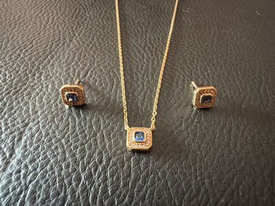 un ensemble composé d'un collier et de boucles d'oreilles en or, sertis d'une pierre bleue
