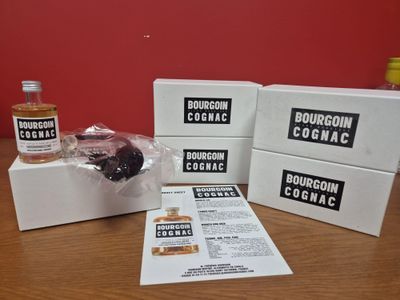 trois cartons d'alcool posés les uns à côté des autres sur une table