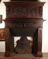 Manteau de cheminée en bois richement mouluré et sculpté à d…