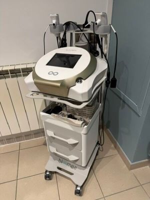 une machine posée sur un chariot