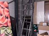 une échelle adossée au mur d'une pièce