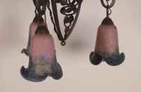 Lustre en fer forgé à trois lumières et tulipes en verre mar… (photo 3)
