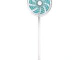 un ventilateur sur pied blanc posé sur un socle blanc