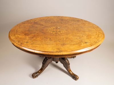 une table ronde avec un plateau en bois et des pieds en métal