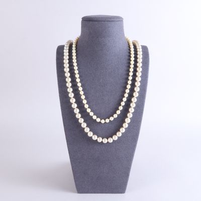 un gros plan sur un mannequin orné de perles