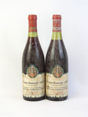 deux bouteilles de vin rouge posées l'une à côté de l'autre sur une surface blanche