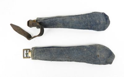 un vieux jean et une vieille paire de ciseaux rouillés posés sur une surface blanche