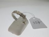 bague en argent avec motif tressé et étiquette de prix sur fond blanc