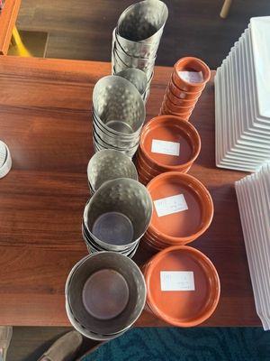 une table sur laquelle sont posées de nombreuses tasses et assiettes
