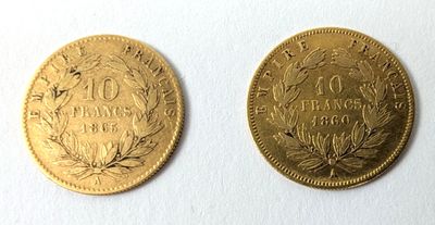 Deux pièces d'or sont représentées sur une surface blanche, sur fond blanc.