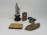 un grand nombre d'objets posés sur une table