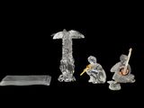 trois figurines assises l'une à côté de l'autre