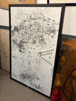 une photo d'une salle de bains avec des toilettes et un tableau accroché au mur