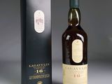 une bouteille de Lagavulin 16 ans d'âge avec son coffret