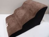 un coussin de siège marron et noir posé sur une table blanche