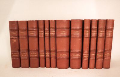 six vieux livres alignés sur une surface blanche