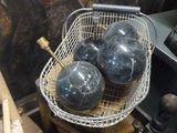 un panier rempli de balles posé sur une table en bois