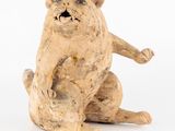 une statue représentant un ours assis par terre
