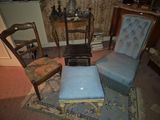 deux fauteuils et un repose-pieds dans un salon