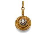 un pendentif en or orné d'une perle et d'un diamant au centre