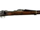 un vieux fusil avec un canon en bois sur fond blanc