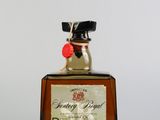 une image représentant une petite bouteille de brandy posée sur une table