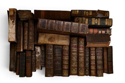 une pile de vieux livres empilés les uns sur les autres