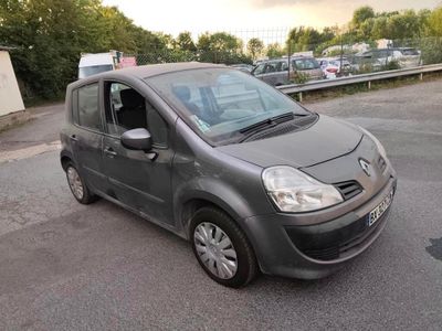 une petite camionnette grise garée sur un parking