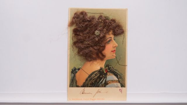 Divers : Carte fantaisie avec cheveux naturels. Dos non divisé.Ét...