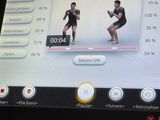 une photo d'un écran sur lequel apparaissent deux personnes