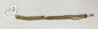 une chaîne en or à laquelle est accrochée une médaille