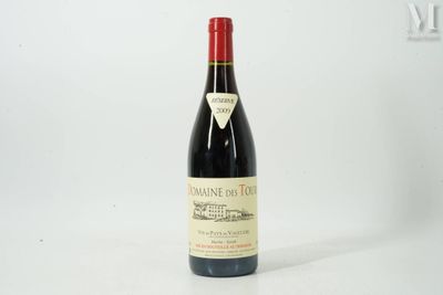 une bouteille de vin posée sur une table