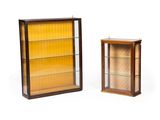 deux vitrines à portes vitrées et étagères, sur fond blanc