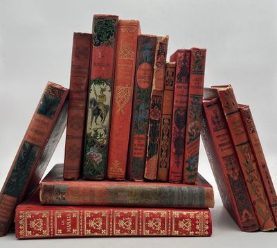 plusieurs vieux livres sont empilés sur une surface blanche