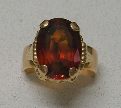 une image représentant une bague sertie d'une grosse grenat