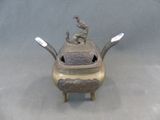 une boîte à encens en bronze surmontée d'un oiseau