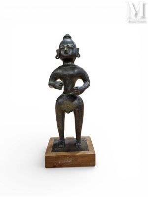 l'image d'une statue d'un homme avec un chapeau sur la tête