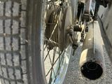 un gros plan d'un pneu de moto dans la rue