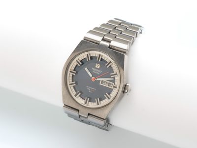 une montre posée sur une surface blanche