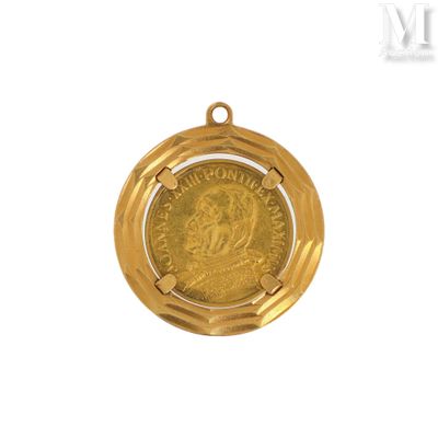 gros plan d'une pièce d'or sur fond blanc