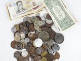 une pile de pièces et de billets posée sur une table