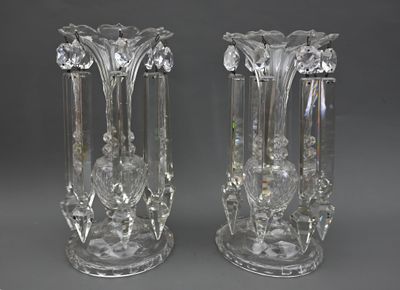 une paire de vases en verre transparent posés sur une table