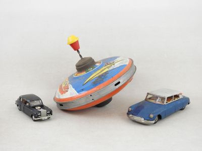 trois voitures jouets qui sont assises l'une à côté de l'autre