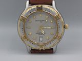 une montre en argent et en or avec un bracelet en cuir marron